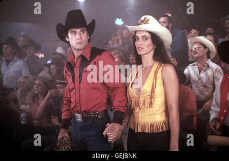 John Travolta, Debra Winger Bald lernt Bud (John Travolta) Sissy (Debra Winger) kennen und heiratet sie auf der Stelle. Doch das gemeinsame Glueck ist nur von kurzer Dauer.  *** Local Caption *** 1980, Urban Cowboy, Urban Cowboy Stock Photo