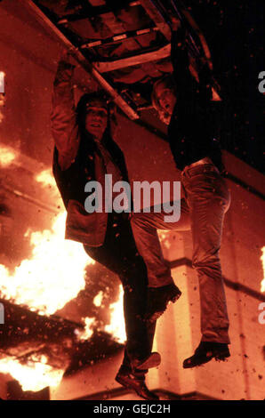 Tommy Lee Jones, Amy Heche Mike Roark (Tommy Lee Jones) und Dr. Amy Barnes (Anne Heche)versuchen den Flammen zu entkommen. *** Local Caption *** 1996, Volcano, Volcano Stock Photo