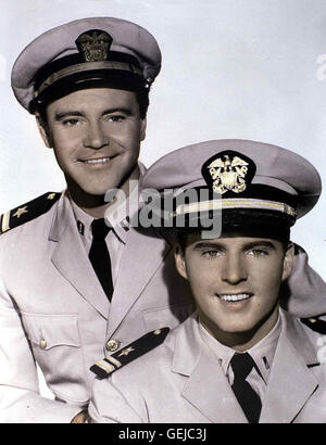 Jack Lemmon, Ricky Nelson   Während des Zweiten Weltkrieges soll Crandell (Jack Lemmon,l)  das Kommando über einen völlig vergammelten Segelkutter übernehmen. Doch dann erfahren Crandall und sein Fähnrich Tommy Hanson (Ricky Nelson), dass der Kutter zur Spionage gegen die Japaner benutzt werden soll *** Local Caption *** 1960, Wackiest Ship In The Army, The, Auf Schrägem Kurs Stock Photo