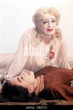 Joan Crawford, Bette Davis Jane (Bette Davis, hinten) schleppt Blanche (Joan Crawford) an den Strand, um sie lebendig zu begraben. *** Local Caption *** 1962, What Ever Happened To Baby Jane?, Was Geschah Wirklich Mit Baby Jane? Stock Photo