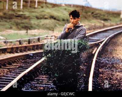 Jim van der Woude In einem abgelegenen Dorf uebt ein Weichensteller (Jim van der Woude) sein Amt aus. *** Local Caption *** 1985, Wisselwachter, De, Der Weichensteller Stock Photo