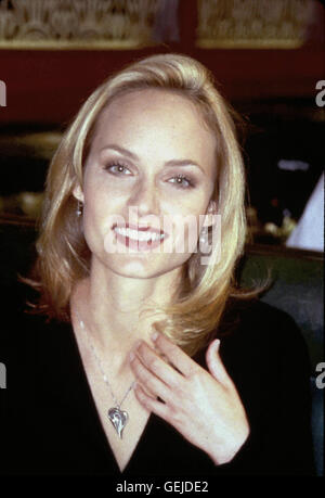 その他 W may 2001 Amber Valleta Vogue August 2001 Amber Valletta | eBay