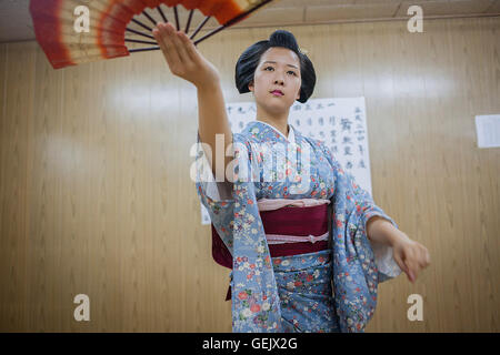 'maiko' (geisha apprentice) in dance class. Geisha school (kaburenjo) of Miyagawacho.Kyoto.Kansai, Japan. Stock Photo