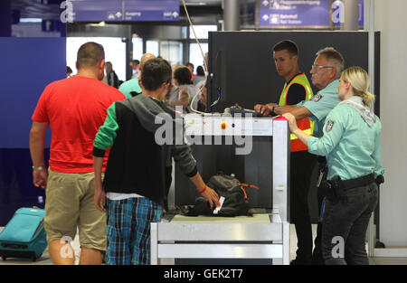 Schkeuditz, Germany. 14th July, 2016. Customs officers work at the Leipzig-Halle Airport in Schkeuditz, Germany, 14 July 2016. Customs officers in Saxony report success in the fight against the trade of protected animals and plants. Photo: SEBASTIAN WILLNOW/dpa/Alamy Live News Stock Photo