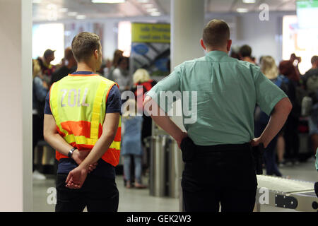 Schkeuditz, Germany. 14th July, 2016. Customs officers work at the Leipzig-Halle Airport in Schkeuditz, Germany, 14 July 2016. Customs officers in Saxony report success in the fight against the trade of protected animals and plants. Photo: SEBASTIAN WILLNOW/dpa/Alamy Live News Stock Photo