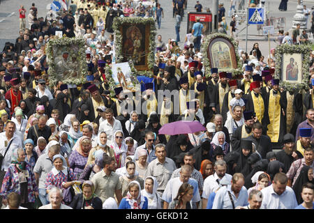 Kiev, Ukraine. 27th July, 2016. Ukrainian believers of the Ukrainian Orthodox Church of the Moscow Patriarchate attend a many-thousand cross procession marking the 1028th anniversary of the Christianization of the Kievan Rus, in Kiev, Ukraine, on 27 July, 2016 Credit:  Serg Glovny/ZUMA Wire/Alamy Live News Stock Photo