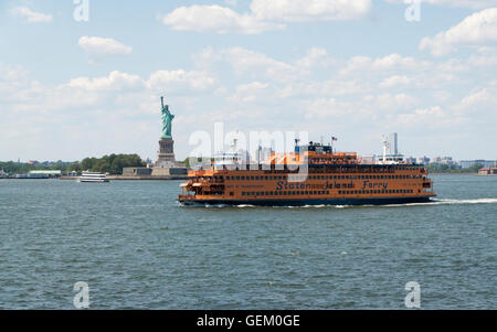 Staten Island Ferry sailing past the Statue of Liberty on the Hudson River in New York Stock Photo