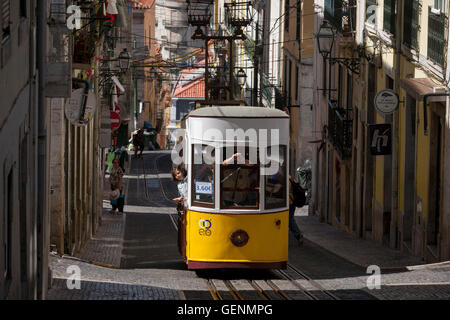 The funicular tram makes its way up the steep gradient of Rua de Bica de Duarte Belo (Elevador da Bica) in Bairro Alto, Lisbon, Stock Photo