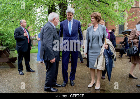 Secretary Kerry Chats With Oxford University Chancellor Patten and Vice Chancellor Richardson Outside the Debating Chamber at the Oxford Union Stock Photo