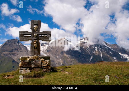 geography / travel, Austria, Salzburg, Kaefertal, Hohe Dock, Klockerin, Bratschen, Wiesbachhorn, Hoher Tenn, Glockner Mountain range, national park "Hohe Tauern", cross on the summit of a mountain, Salzburg County, Stock Photo