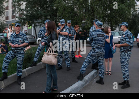 The police OMON - standing in the cordon, and talking with the ladies Stock Photo