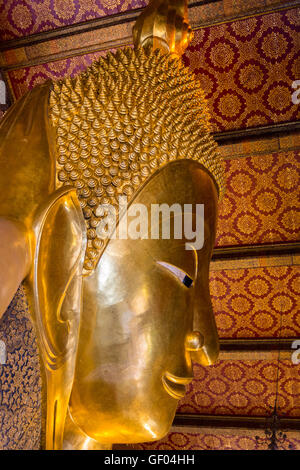 Reclining big Buddha gold statue in Wat Pho, Bangkok, Thailand Stock Photo