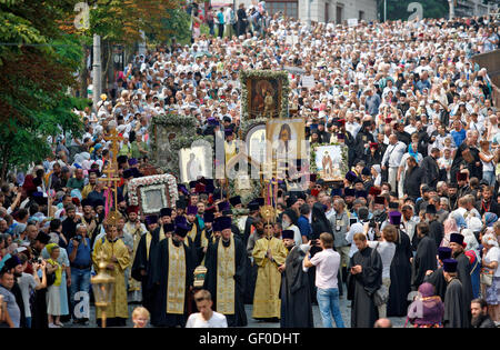 Kiev, Ukraine. 27th July, 2016. Ukrainian believers, priests and nuns of Ukrainian Orthodox Church of Moscow Patriarchy take part in a procession of the cross to mark the anniversary of the Baptism of Kievan Rus in Kiev, on July 27, 2016. Supporters of the Ukrainian Orthodox Church of Kiev Patriarchy believe that the procession of the cross is organized by pro-Russian powers to destabilize the political situation in the country © Vasyl Shevchenko/ Pacific Press/Alamy Live News Stock Photo