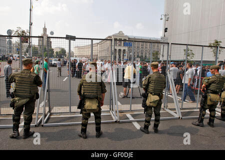 Kiev, Ukraine. 27th July, 2016. Soldiers of the National Guard stand near the metal fence as believers of Ukrainian Orthodox Church of Moscow Patriarchy gather to mark the anniversary of the Baptism of Kievan Rus in Kiev, on July 27, 2016. Supporters of the Ukrainian Orthodox Church of Kiev Patriarchy believe that the procession of the cross is organized by pro-Russian powers to destabilize the political situation in the country © Vasyl Shevchenko/ Pacific Press/Alamy Live News Stock Photo