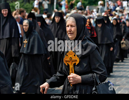 Kiev, Ukraine. 27th July, 2016. Ukrainian believers, priests and nuns of Ukrainian Orthodox Church of Moscow Patriarchy take part in a procession of the cross to mark the anniversary of the Baptism of Kievan Rus in Kiev, on July 27, 2016. Supporters of the Ukrainian Orthodox Church of Kiev Patriarchy believe that the procession of the cross is organized by pro-Russian powers to destabilize the political situation in the country © Vasyl Shevchenko/ Pacific Press/Alamy Live News Stock Photo
