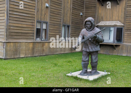 Alaska, Nome. The Old Federal Building, home to the Bering Strait Native Corp. Bronze statue. Stock Photo