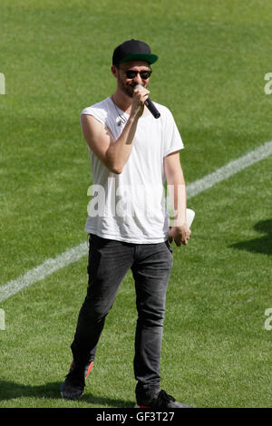 Mainz, Deutschland. 27th July, 2016. 27.07.2016 - Mark Forster bei dem Benefizspiel 'Champions for Charity' zu Ehren von Michael Schumacher in der Opel Arena in Mainz/ 27th July 2016- Mark Forster during the benefit soccer game 'Champions for Charity' in honor of Michael Schumacher at Opel Arena in Mainz, Germany | Verwendung weltweit © dpa/Alamy Live News Stock Photo