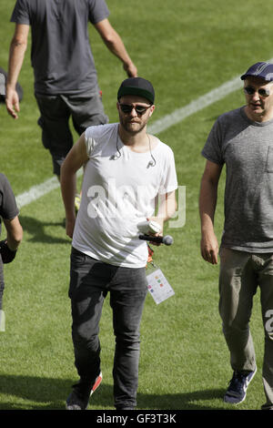 Mainz, Deutschland. 27th July, 2016. 27.07.2016 - Mark Forster bei dem Benefizspiel 'Champions for Charity' zu Ehren von Michael Schumacher in der Opel Arena in Mainz/ 27th July 2016- Mark Forster during the benefit soccer game 'Champions for Charity' in honor of Michael Schumacher at Opel Arena in Mainz, Germany | Verwendung weltweit © dpa/Alamy Live News Stock Photo