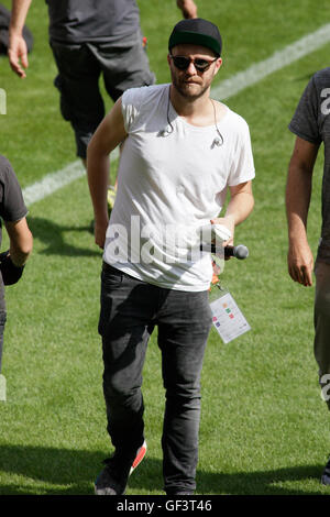 Mainz, Deutschland. 27th July, 2016. 27.07.2016 - Mark Forster bei dem Benefizspiel 'Champions for Charity' zu Ehren von Michael Schumacher in der Opel Arena in Mainz/ 27th July 2016- Mark Forster during the benefit soccer game 'Champions for Charity' in honor of Michael Schumacher at Opel Arena in Mainz, Germany | Verwendung weltweit © dpa/Alamy Live News Stock Photo