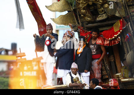 Lalitpur,  Nepal. 29th July, 2016. A Nepalese Guthi Sansthan member displaying the black jewel-studded Bhoto of Rato Machhindranath to the public from the chariot of the deity to conclude the festival in Jawalakhel, Lalitpur, Nepal on Friday, July 29, 16. Credit:  Skanda Gautam/ZUMA Wire/Alamy Live News Stock Photo