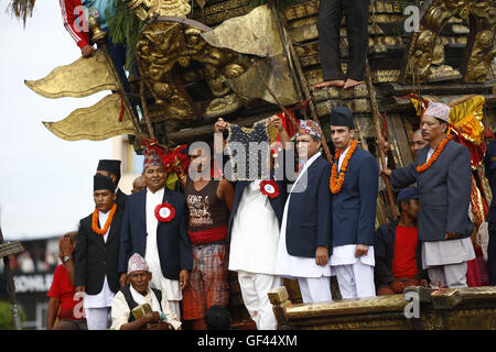 Lalitpur,  Nepal. 29th July, 2016. A Nepalese Guthi Sansthan member displaying the black jewel-studded Bhoto of Rato Machhindranath to the public from the chariot of the deity to conclude the festival in Jawalakhel, Lalitpur, Nepal on Friday, July 29, 16. Credit:  Skanda Gautam/ZUMA Wire/Alamy Live News Stock Photo