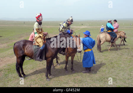 Khui Doloon Khudag, Mongolia. 13th July, 2016. Visitors of the Naadam Festival in Mongolia, 13 July 2016. Photo: ANDREAS LANDWEHR/dpa/Alamy Live News