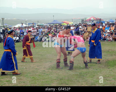 Khui Doloon Khudag, Mongolia. 13th July, 2016. Ringers in action at the traditional Naadam Festival in Mongolia, 13 July 2016. Photo: ANDREAS LANDWEHR/dpa/Alamy Live News
