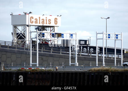 San Clemente, California, USA. 1st Oct, 2015. Calais Port has become one of the many sites around this French Port city to continue to have problems with refugees who will have tried in recent weeks to jump into the sea and latch on to one of the many ferries that leave the port daily headed for Great Britain. © Gail Orenstein/ZUMA Wire/Alamy Live News Stock Photo