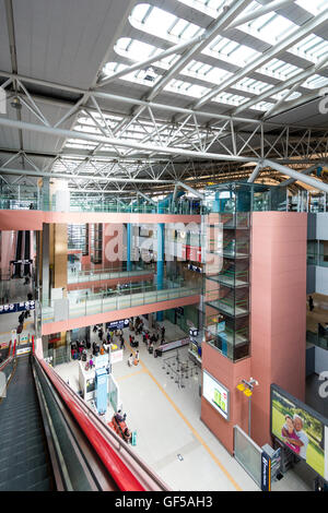 Japan, Kansai airport KIX. Terminal interior. 4th floor. General view along with connecting bridge walkways to 2nd and 4th departure floors and roof. Stock Photo