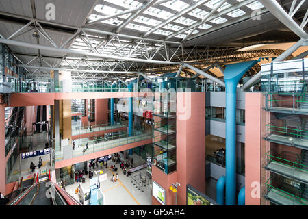 Japan, Kansai airport KIX. Terminal interior. 4th floor. General view along with connecting bridge walkways to 2nd and 4th departure floors and roof. Stock Photo