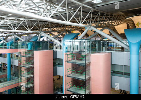 Japan, Kansai airport KIX. Terminal interior. 4th floor. General view along with connecting bridge walkways to 2nd and 4th departure floors and roof. Stock Photo