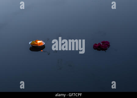 Yamuna aarti puja - evening ceremony with devotees dedicating offerings to the holy river. Vrindavan, Uttar Pradesh, India Stock Photo