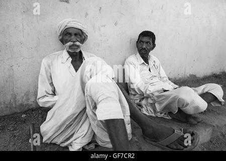 Elderly rabari men chilling in the shade in the afternoon heat. Bhujodi village, Bhuj area, Kutch, Gujarat, India Stock Photo