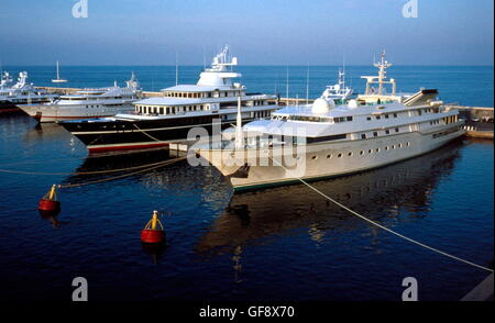 AJAXNETPHOTO. ANTIBES, FRANCE. - ROYAL YACHT - KINGDOM 5KR MOORED ALONGSIDE THE QUAY. KINGDOM 5KR OWNED BY SAUDI PRINCE AL-WALEED BIN TALAL BIN ABDUL-AZIZ AL SAUD WAS ORIGINALLY NABILA, BUILT IN ITALY BY BENETTI FOR ARMS DEALER ADNAN KHASHOGGI. TO KINGDOM'S LEFT ARE LEANDER AND SOUTHERN CROSS.  PHOTO:JONATHAN EASTLAND/AJAX  REF:930580 Stock Photo