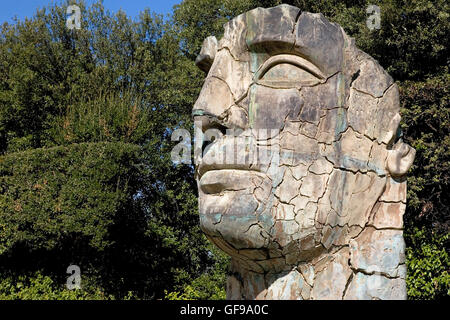 Igor Mitoraj’s “Tyndareus Cracked” (1998): modern sculpture in the Giardini di Boboli, Florence, Tuscany, Italy Stock Photo