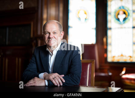 Hamburg, Germany. 25th July, 2016. Hamburgs First Mayor Olaf Scholz, photographed during an interview with dpa at the city hall in Hamburg, Germany, 25 July 2016. PHOTO: DANIEL REINHARDT/dpa/Alamy Live News Stock Photo