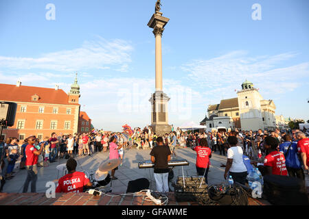 Poland, Warsaw, 30th July 2016: Thousands of tourists visited Old Town of Warsaw. Music of the 22nd International Jazz Festival and an African Christian band attracted visitors during warm summer Saturday evening. Credit:  Madeleine Ratz/Alamy Live News Stock Photo
