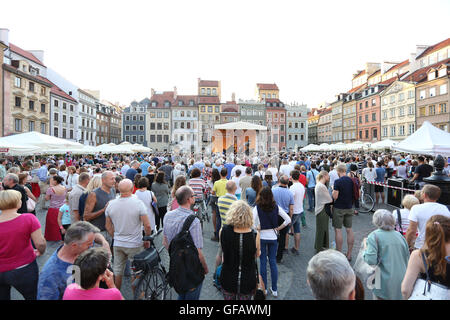 Poland, Warsaw, 30th July 2016: Thousands of tourists visited Old Town of Warsaw. Music of the 22nd International Jazz Festival and an African Christian band attracted visitors during warm summer Saturday evening. Credit:  Madeleine Ratz/Alamy Live News Stock Photo