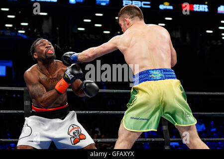 Brooklyn, New York, USA. 30th July, 2016. CONRAD CUMMINGS (green trunks) and DANTE MOORE battle in a middleweight bout at the Barclays Center in Brooklyn, New York. © Joel Plummer/ZUMA Wire/Alamy Live News Stock Photo