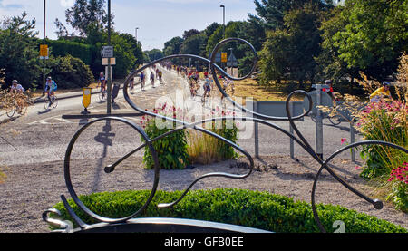 Surrey, UK. 31st July, 2016. Riders in the 2016 Ride London-Surrey 100 passing the cyclist sculpture at West Molesey (commissioned to commemorate the 2012 Olympic Games). Surrey, England. 31 July 2016. Credit:  Cephas Picture Library/Alamy Live News Stock Photo