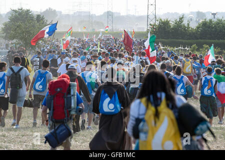 Brzegi, Poland. 30th July, 2016. Pilgrims participating in the World Youth Day 2016 arrive for the evening vigil with Pope Francis at the Campus Misericordiae in Brzegi, Poland, 30 July 2016. The World Youth Day 2016 is held in Krakow and nearby Brzegi from 26 to 31 July. Foto: Armin Weigel/dpa/Alamy Live News Stock Photo