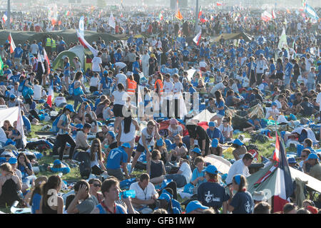 Brzegi, Poland. 30th July, 2016. Pilgrims participating in the World Youth Day 2016 wait for the evening vigil with Pope Francis at the Campus Misericordiae in Brzegi, Poland, 30 July 2016. The World Youth Day 2016 is held in Krakow and nearby Brzegi from 26 to 31 July. Foto: Armin Weigel/dpa/Alamy Live News Stock Photo