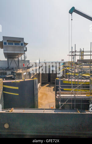 Lock Gates, Cardiff Bay Barrage, Cardiff, South Wales, UK Stock Photo ...