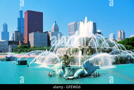 The Buckingham Fountain, Chicago, Illinois, USA landmark, before downtown skyscraper skyline including the Sears building Stock Photo