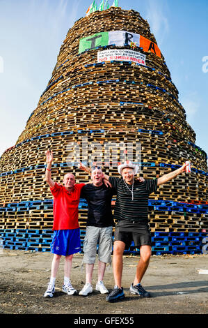 Belfast, Northern Ireland, 11th July 2013 - Three visitors from Glasgow enjoy themselves at the Shankill Road bonfire Stock Photo