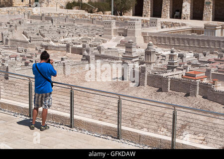 Israel Museum, Jerusalem: a man taking pictures of the Second Temple Model, opened in 1966, scale model of Jerusalem before the Temple's destruction Stock Photo