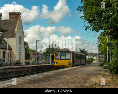 First Great Western Train arrives at Topsham station bound for Exmouth traveling along the picturesque Avocet coastal line. Stock Photo