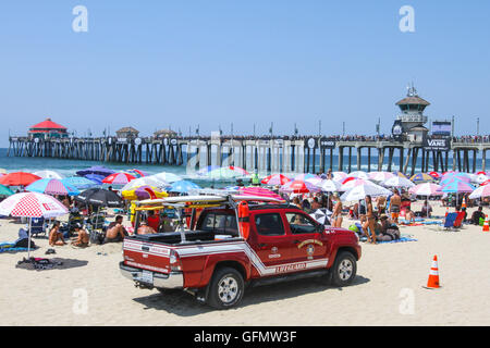 Huntington Beach, California, USA. 31st July, 2016. Professional surfers from around the world converged on Huntington Beach, California for the 2016 Vans US Open of Surfing on July 31, 2016. Thousands of fans packed the beach and pier to witness the world class competition. Credit:  Craig Durling/ZUMA Wire/Alamy Live News Stock Photo