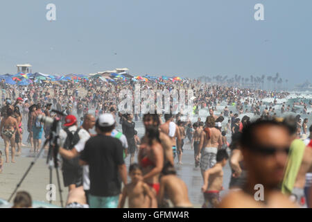 Huntington Beach, California, USA. 31st July, 2016. Professional surfers from around the world converged on Huntington Beach, California for the 2016 Vans US Open of Surfing on July 31, 2016. Thousands of fans packed the beach and pier to witness the world class competition. Credit:  Craig Durling/ZUMA Wire/Alamy Live News Stock Photo