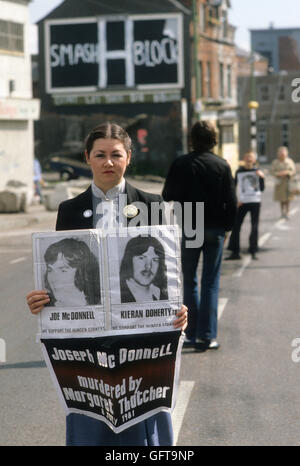 Hunger strike White Line Silent Protest in support of the H Block IRA hunger strikers. Belfast 1981. Her placard reads Joseph Joe McDonnell, Kieran Doherty Murdered by Margaret Thatcher. Both men died on Hunger Strike. Whiterock a suburb of Belfast Northern Ireland 1980s HOMER SYKES Stock Photo